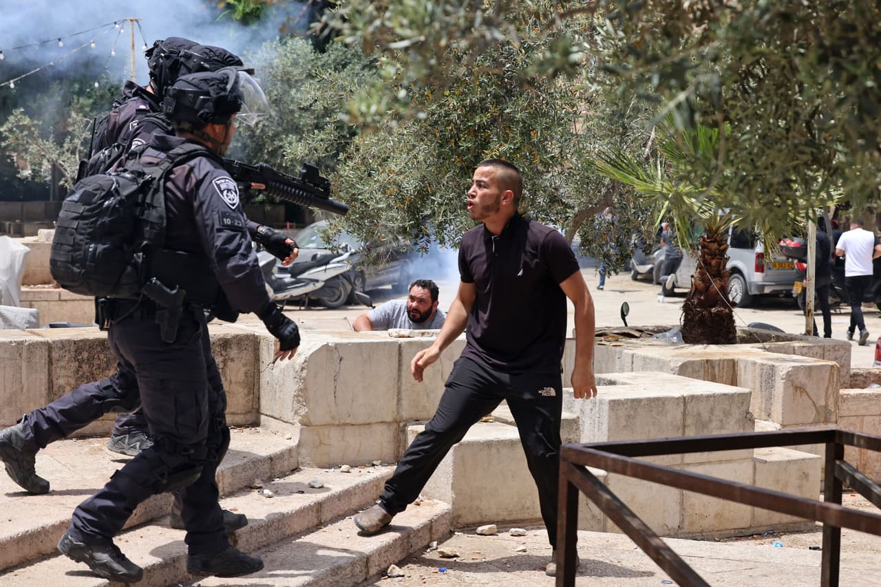 La policía israelí indicó en un comunicado trabajar para intentar frenar la violencia pero también "en otros sectores de la Ciudad Vieja de Jerusalén". "La oración continúa como de costumbre" en el Muro de los Lamentos, lugar sagrado del judaísmo y colindante a la Explanada de las Mezquitas.
<br>