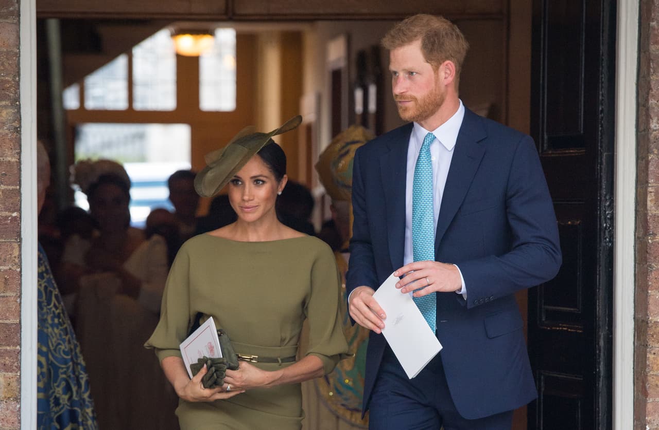El anuncio de Meghan y Harry llegó un día después de retomar sus actividades oficiales en Londres luego de un
<b><a href="https://www.univision.com/famosos/con-sonrisas-de-oreja-a-oreja-y-bien-relax-meghan-markle-y-el-principe-harry-reaparecen-en-londres-fotos">descanso en Canadá</a></b>, donde pasaron Navidad y Año Nuevo, alejados de la familia real.