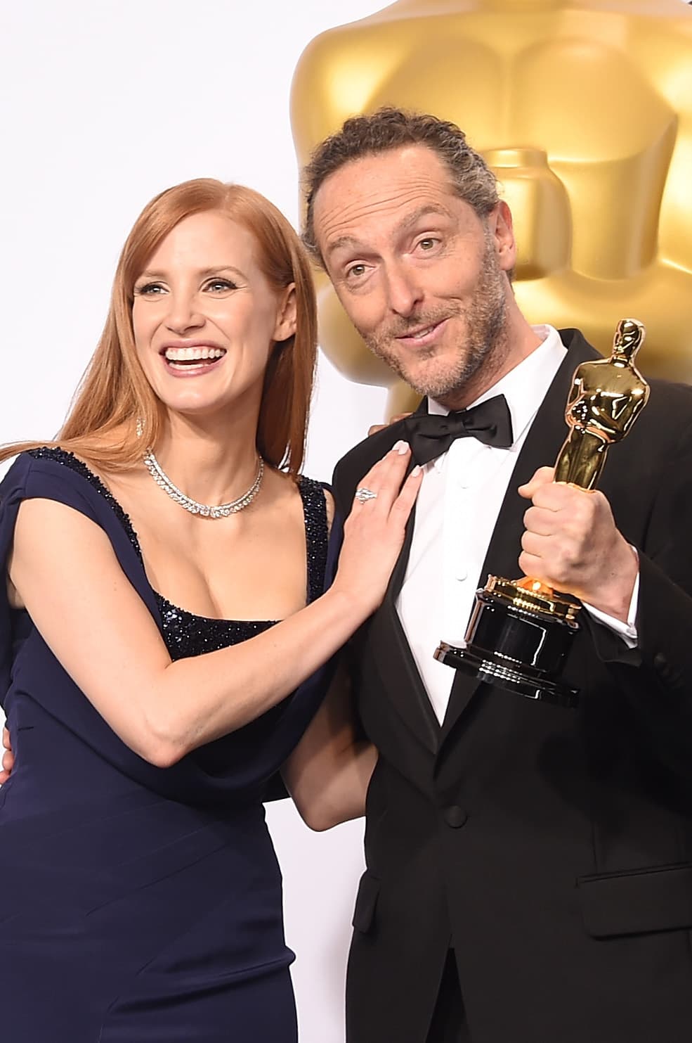 Aquí con Jessica Chastain, quien le entregó su Oscar.
