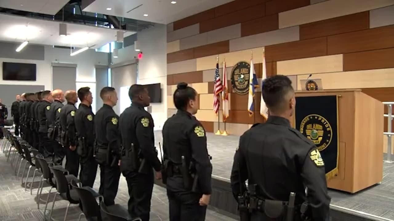 Toman juramento nuevos oficiales al Departamento de Policía de Orlando 