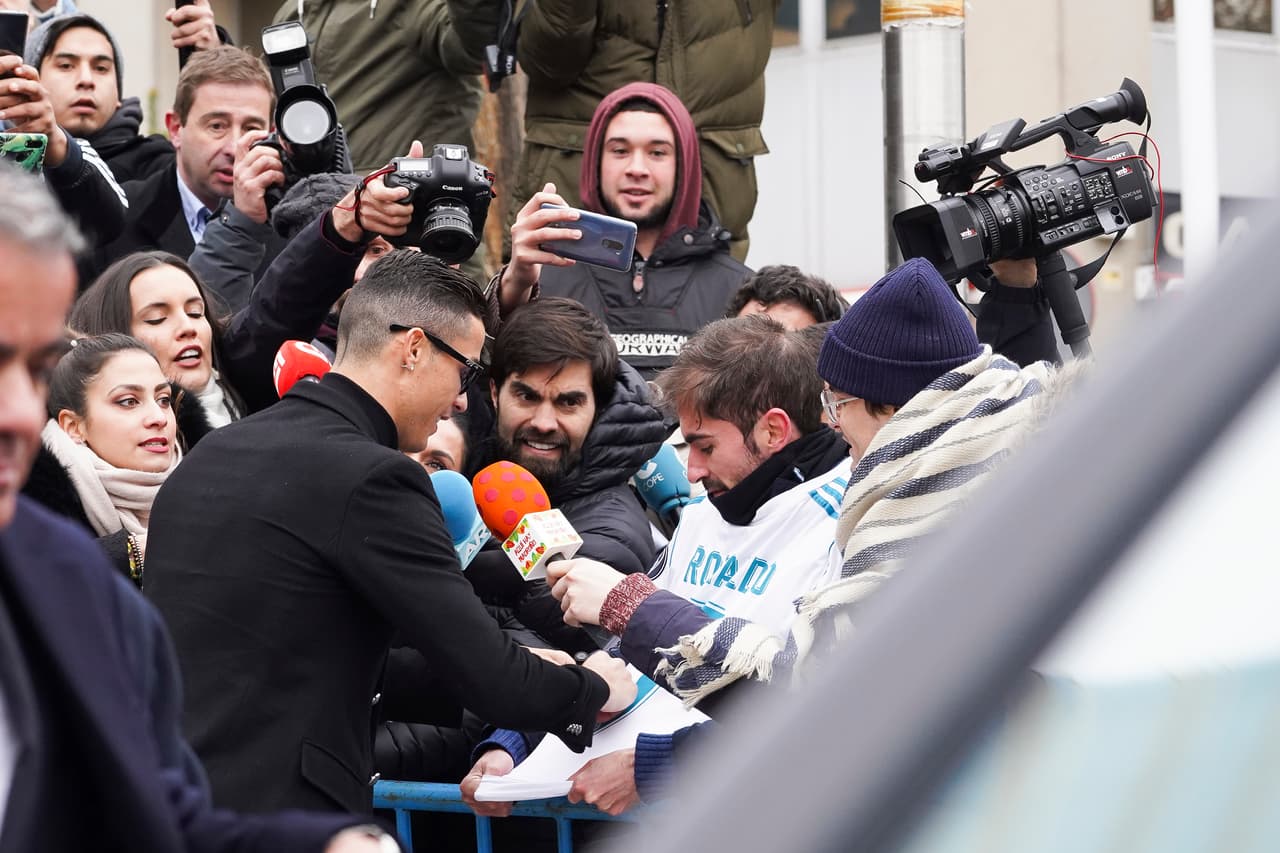 El jugador portugués se tomó su tiempo para compartir con los fanáticos que fueron a verlo en medio de su proceso.