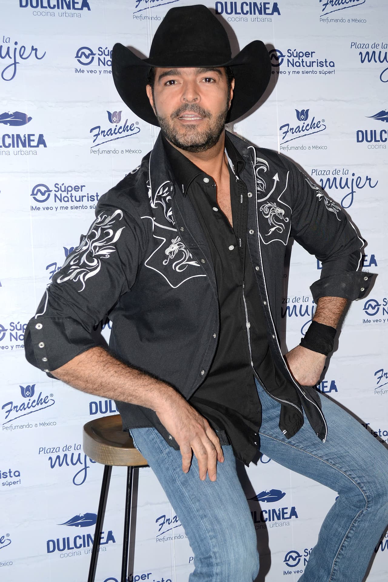 En abril de 2016, el sitio Kadri.mx publicó un video del actor y cantante en compañía de seis mujeres en un hotel de la Ciudad de México.