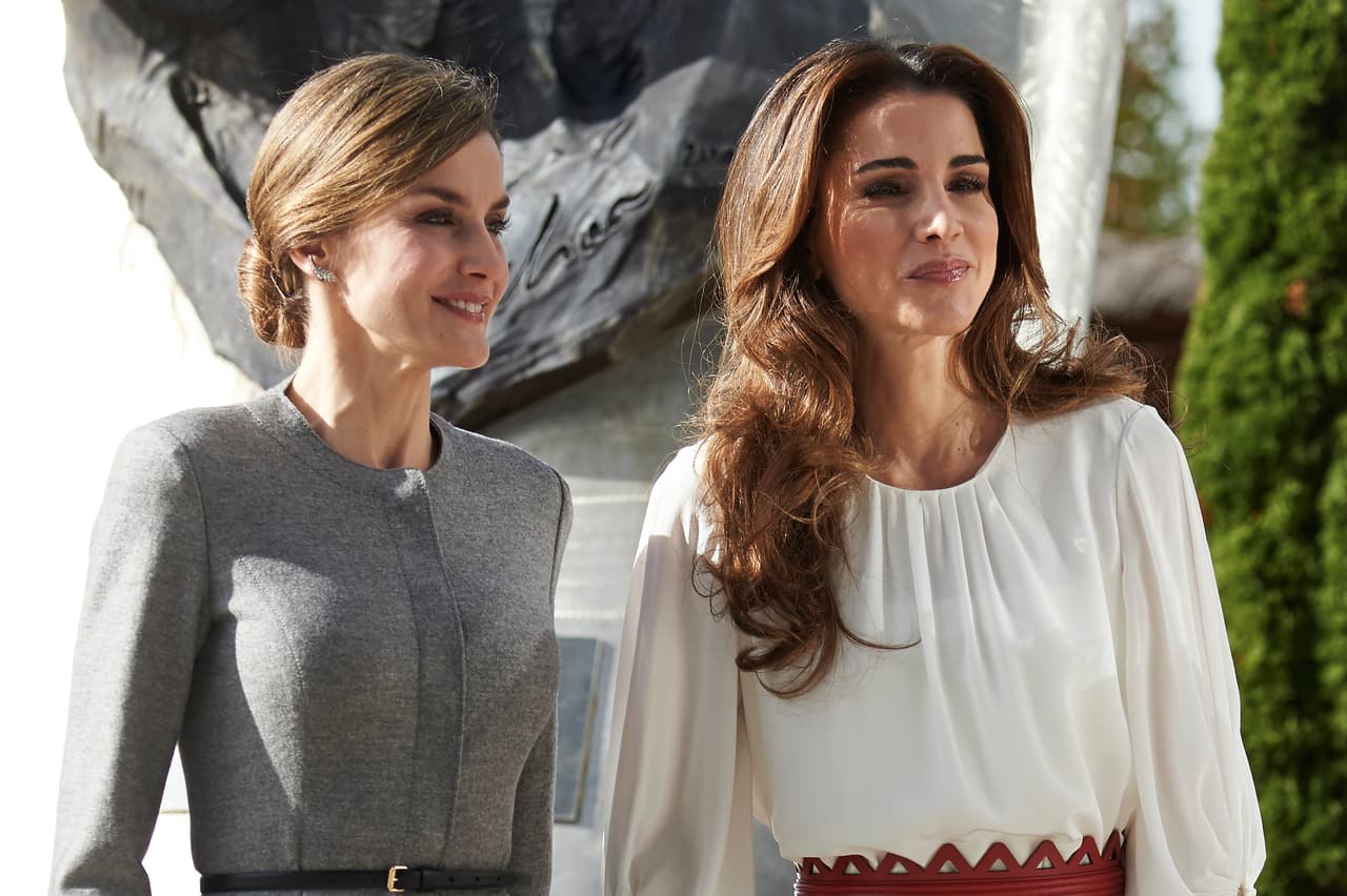 Las reinas lucieron impecables durante una visita a un centro en Madrid.