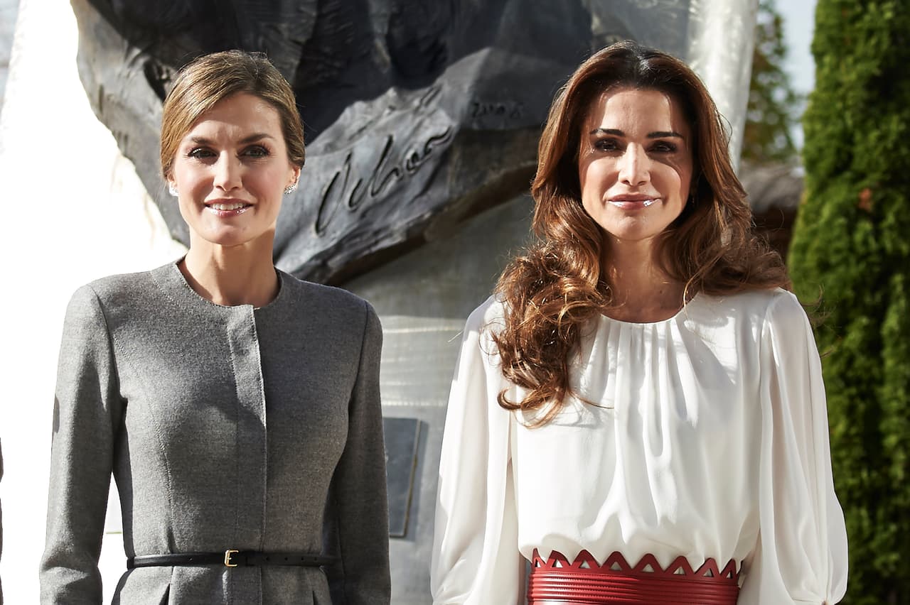 Las reinas lucieron impecables durante una visita a un centro en Madrid.