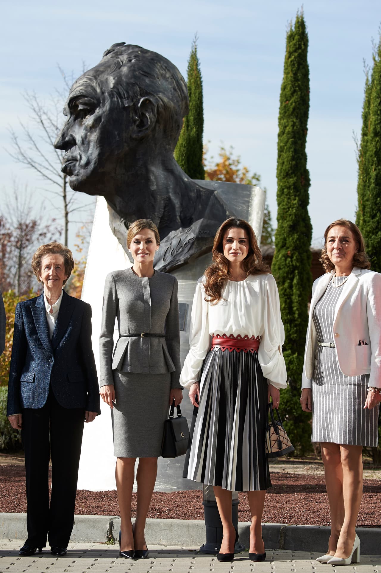 Las reinas lucieron impecables durante una visita a un centro en Madrid.
