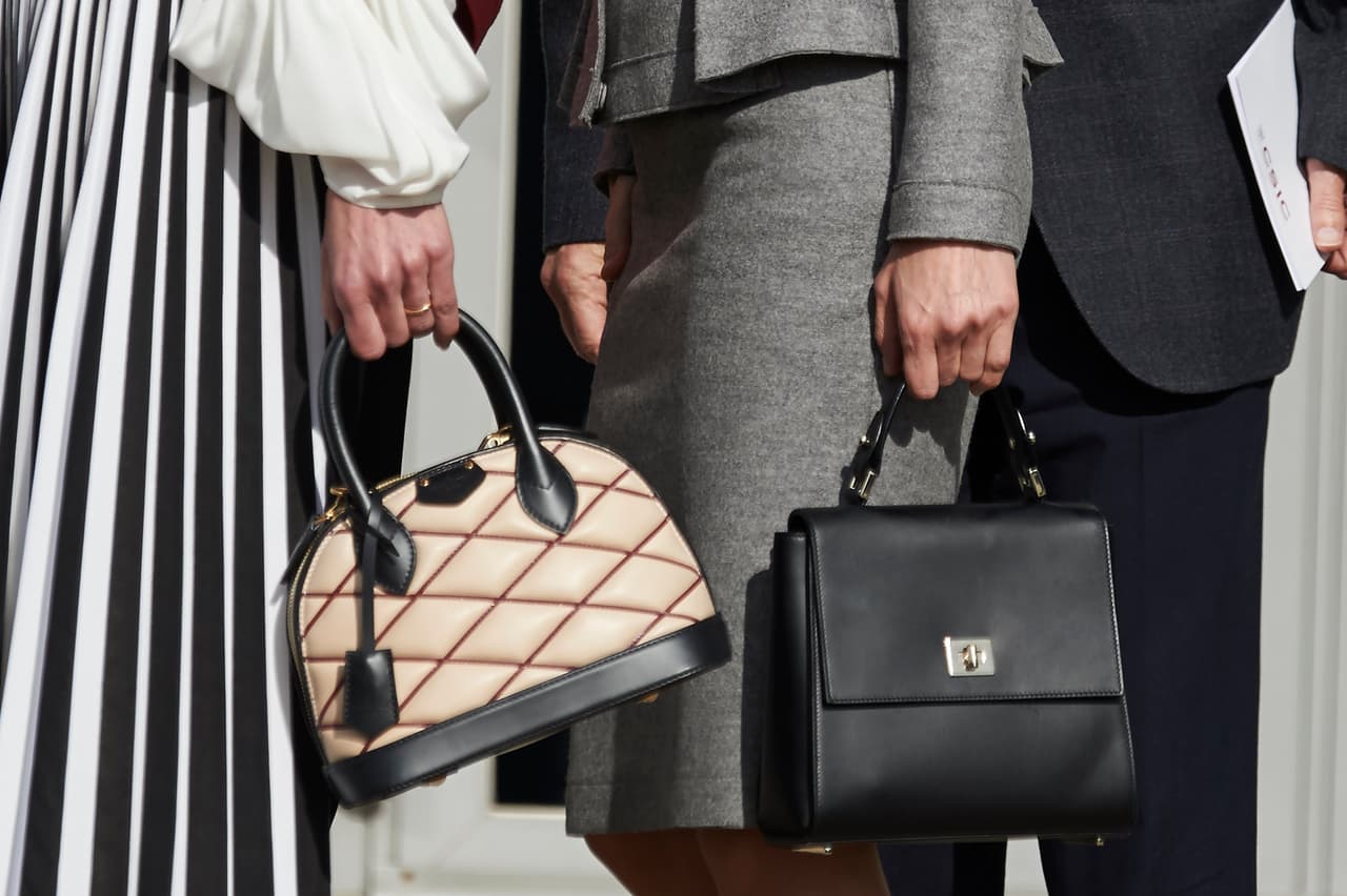 Detalle de sus bolsos.