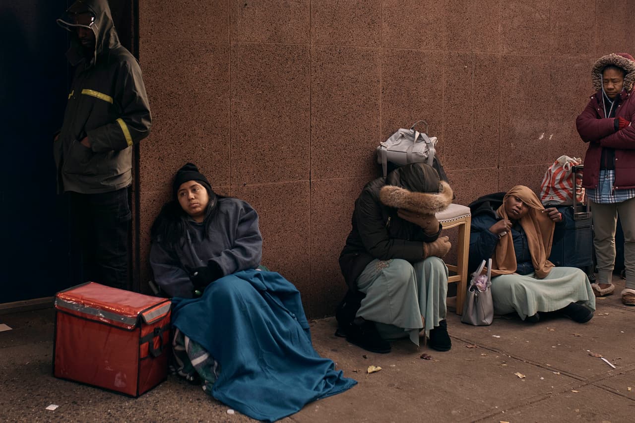 Migrantes se enfrentan a desalojos en albergues de Nueva York