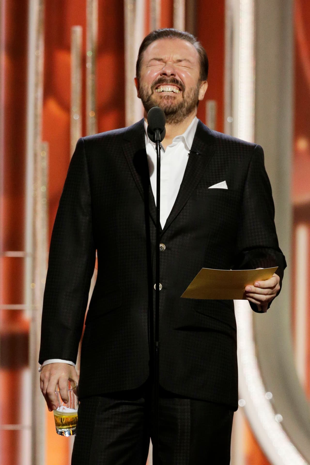 Ricky Gervais siguió bromeando de que el show estaba muy largo y estaba cansadísimo.