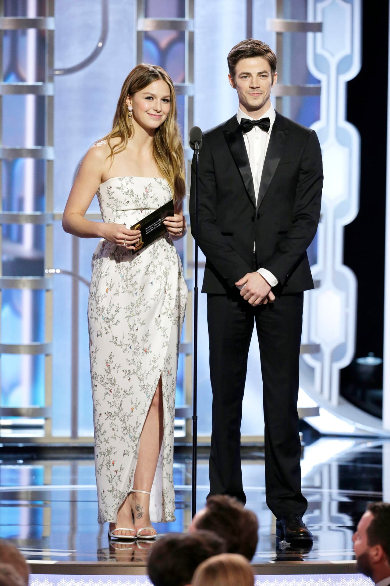 Melissa Benoist y Grant Gustin anunciaron Mejor actor de comedia en TV.