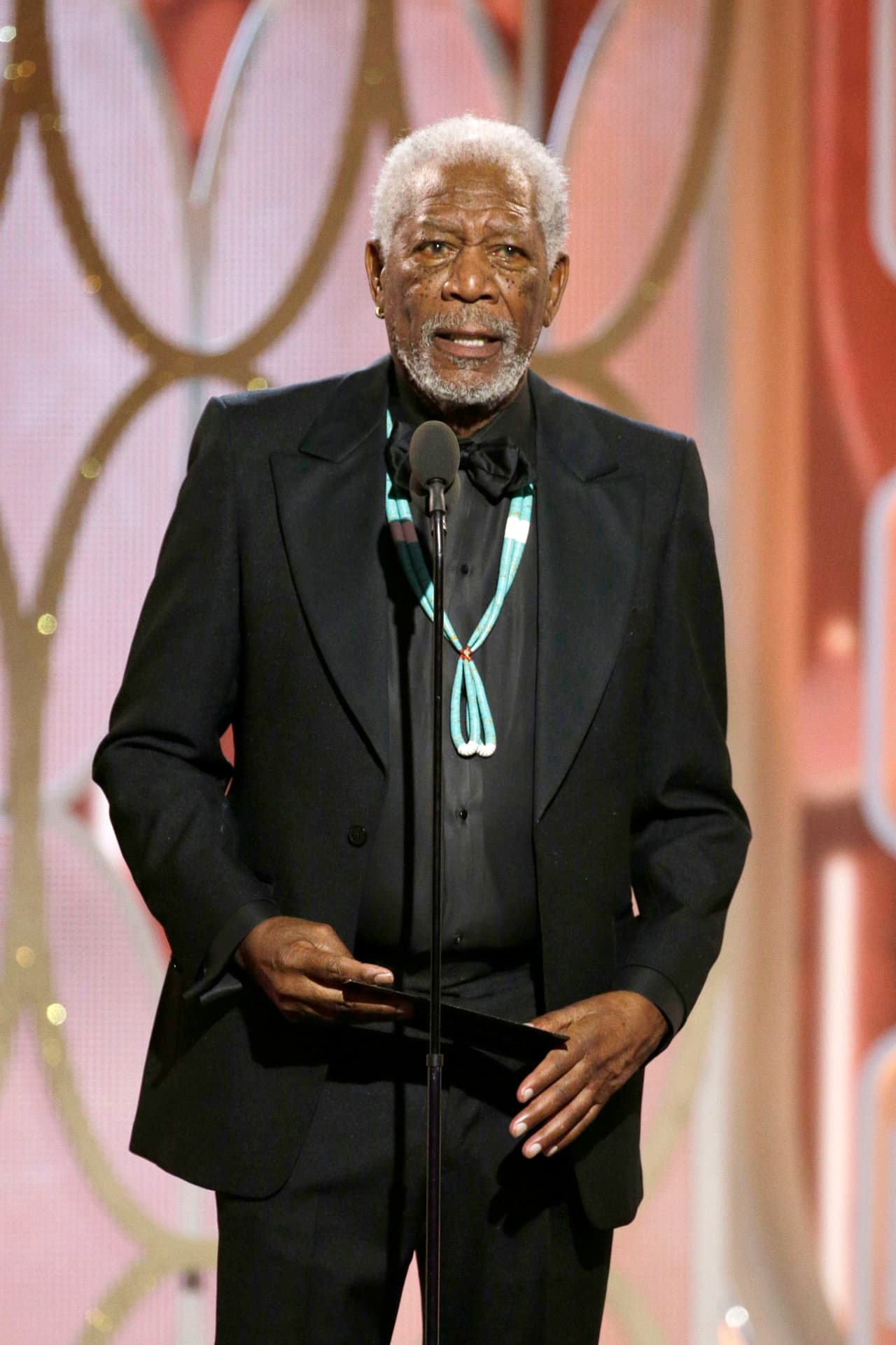 Morgan Freeman se enojó con Ricky Gervais antes de anunciar el premio a Mejor Director.