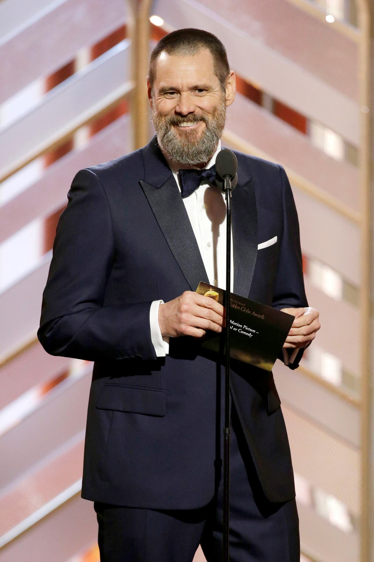 Jim Carrey se jactó de tener dos Globos en su haber, antes de anunciar al vencedor de Mejor Cinta - Musical o Comedia.