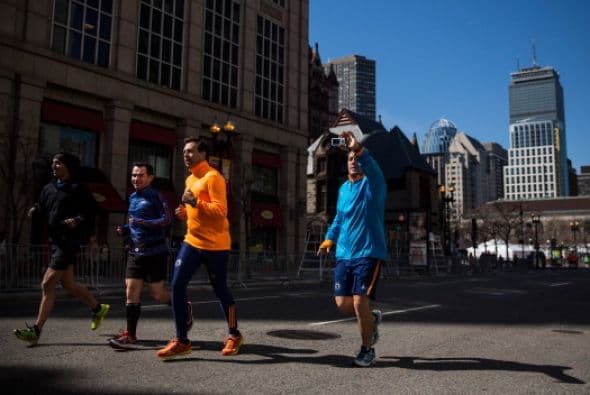 Los corredores han tomado la ciudad sin más preocupación que registrar un buen tiempo.