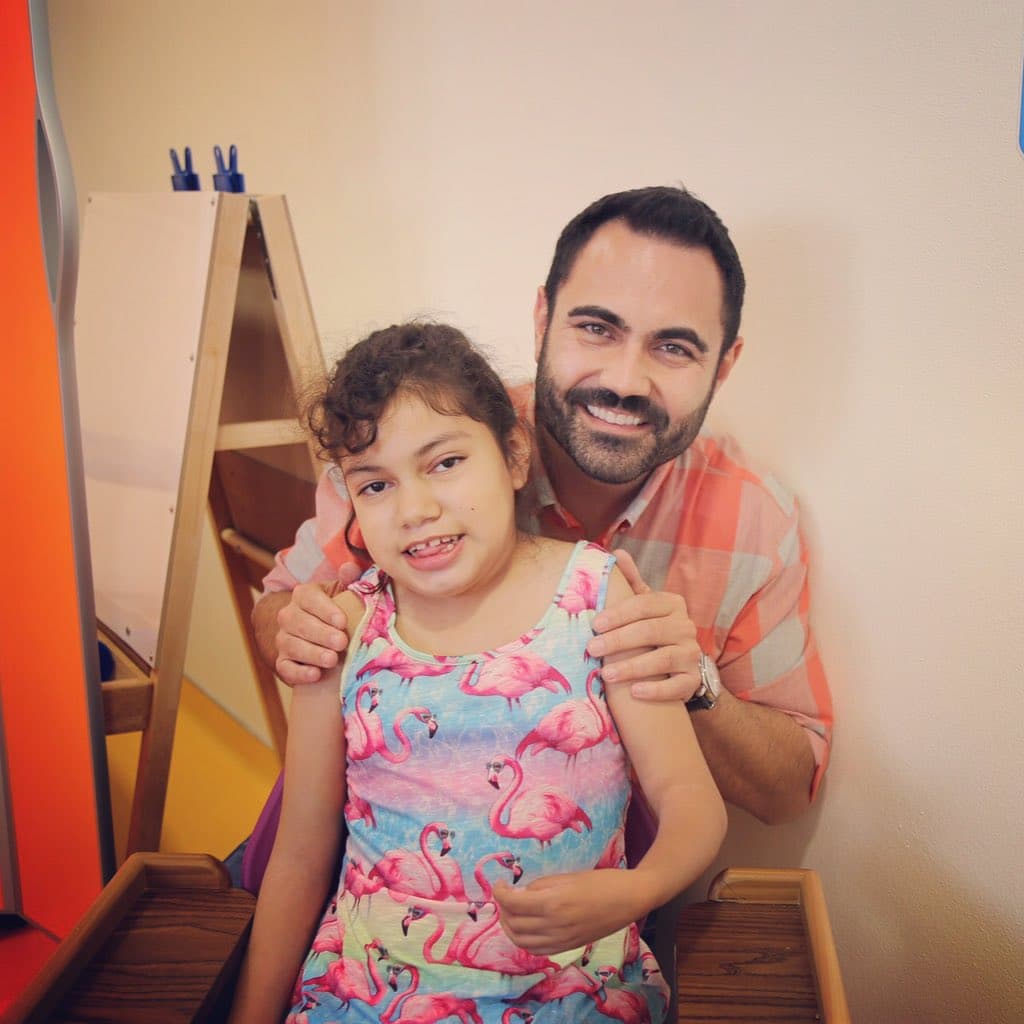 Enrique Santos: "¡Es #MomentoDeActuar! Tú puedes cambiar la vida de los niños de @TeletonUSA".