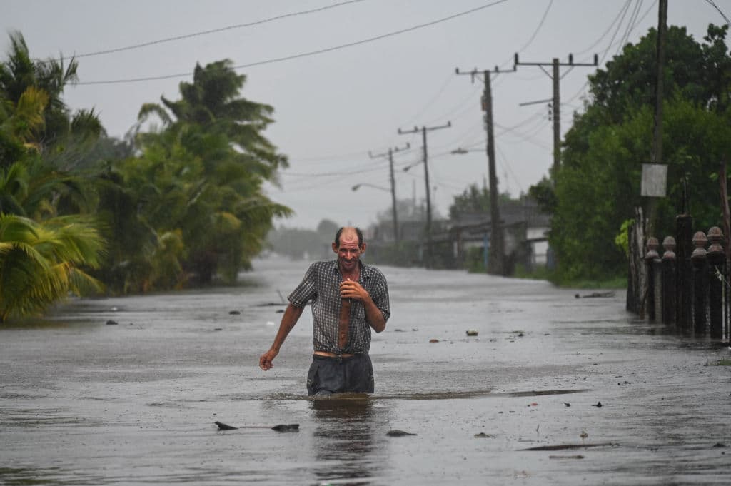 A su paso por el Caribe, bandas de lluvia asociadas 
<b><a href="https://www.univision.com/local/tampa-wvea/tiempo/helene-se-fortalecera-a-huracan-categoria-4-y-amenaza-la-costa-de-florida" target="_blank">al huracán Helene</a></b> impactaron Cuba este miércoles 25 de septiembre. Transformaron en ríos las calles de Guanimar, en la provincia de Artemisa, al suroeste de La Habana, donde hubo desalojos. Mientras tanto, en Florida, miles de personas tomaban acciones para
<b> evitar los daños que pueda producir el fenómeno</b>, cuyo impacto se pronostica para este jueves 26 en horas de la noche.