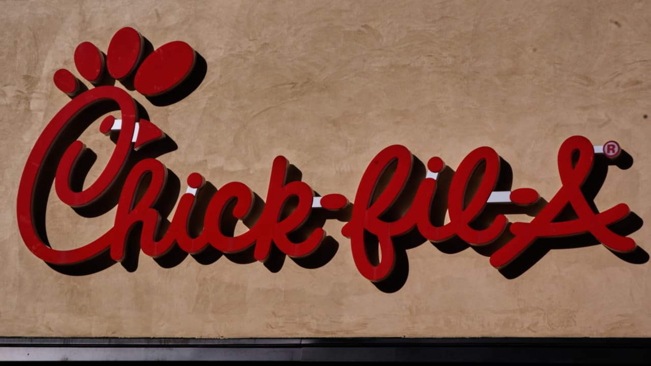 Empleado de Chick-fil-A encontró 10,000 dólares en el baño y luego rechazó recompensa del dueño