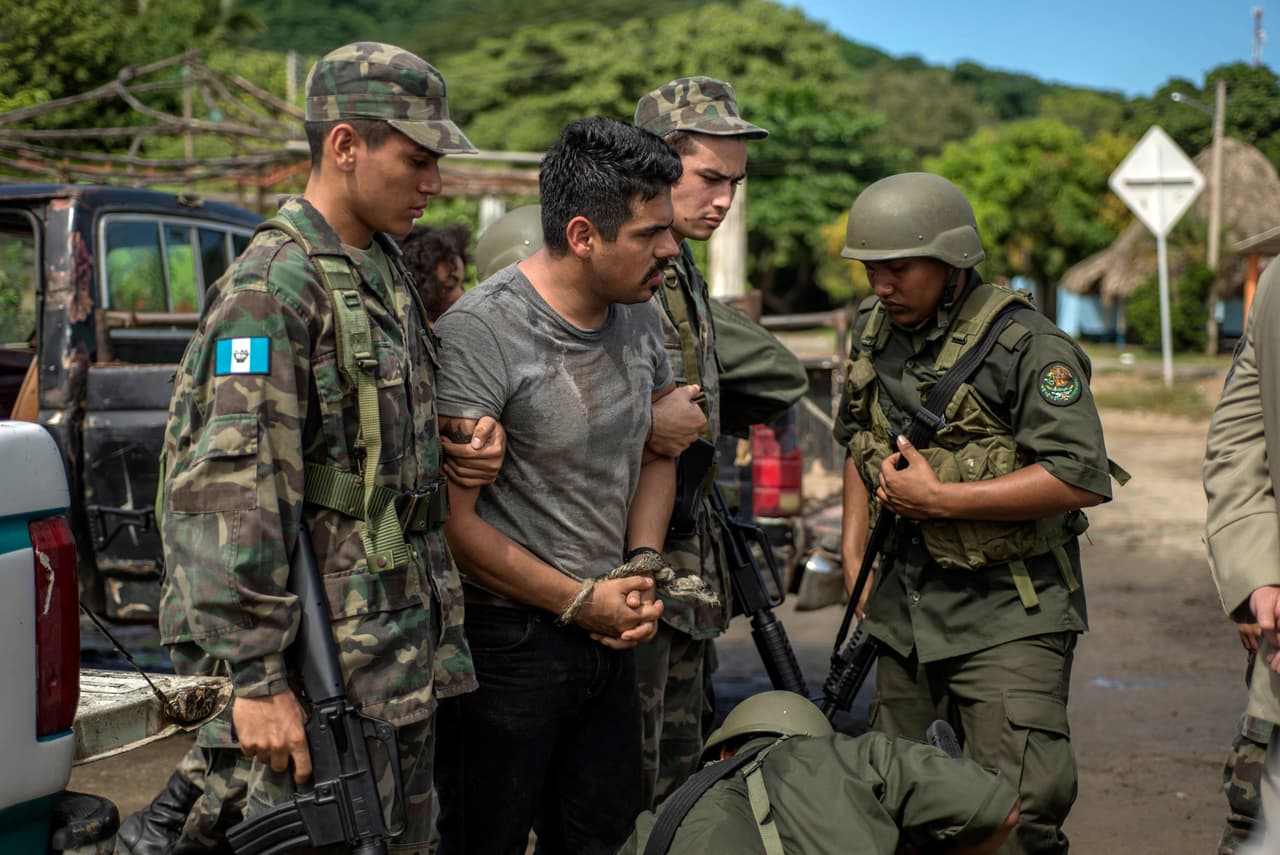 Toño fue capturado después de entregarle a Rosado un millón y medio de dólares. A pesar de aceptar el soborno, el teniente no dio un paso atrás y arrestó a los criminales.