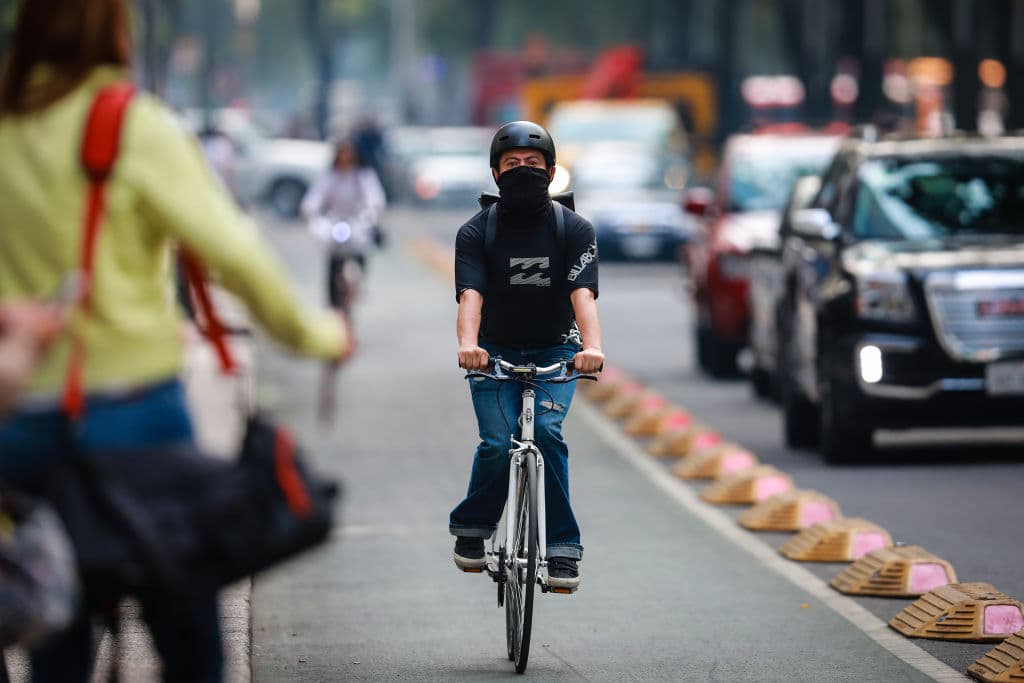 Algunos habitantes de la Ciudad de M茅xico que no tuvieron m谩s opci贸n que salir a trabajar usaron sus bicicletas para transportarse y distintos tipos de tapabocas o hasta mascarillas de tipo quir煤rgico para intentar mantener los contaminantes del aire fuera de su sistema respiratorio.