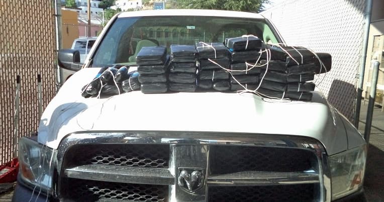 Cinco mexicanos y una mujer de Phoenix fueron arrestados en diferentes operativos al intentar contrabandear droga a través del Puerto de Nogales un total de 203 libras de heroína, cocaína y metanfetamina.
