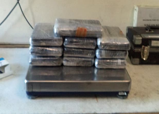 Por otra parte, Maria Del Rosio de 18 de Phoenix fue arrestada por intentar contrabandear en el tanque de la gasolina múltiple paquetes de heroína con un peso de 25 libras.