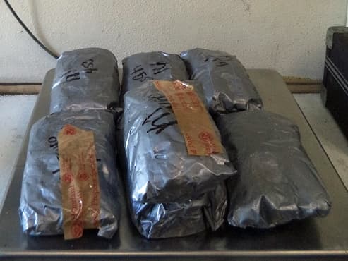 Ese mismo día, fue detenida una pareja identificada como Judas Tadeo Chavez-Valenzuela de 29 y su esposa Aleyda Perez Perez-Camacho de 25, ambos de Nogales, quienes llevaban en su carro 73 libras de metanfetamina y cinco libras de heroína.