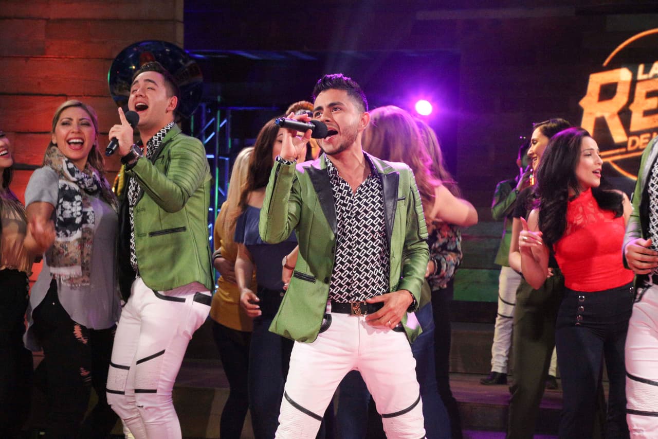 La Reina de la Canción se engalanó con la visita de Banda Carnaval, quienes interpretaron su éxito 'Ella es mi mujer' para todas las concursantes y aprovecharon para mostrar sus mejores pasos de baile.