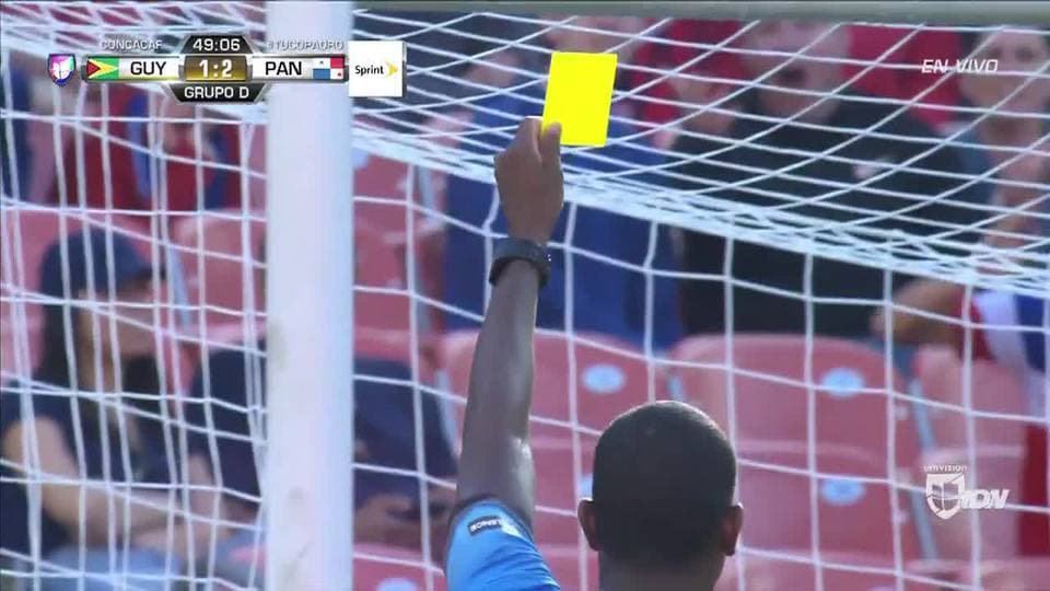 Tarjeta amarilla. El árbitro amonesta a Akel Clarke de Guyana