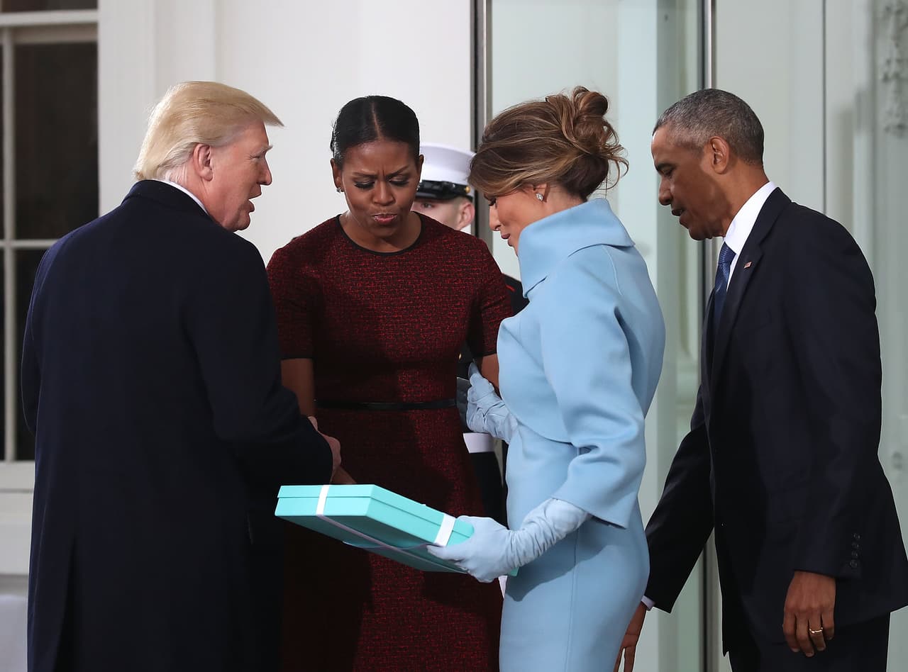 Las cámaras que parecían estar atentas de todo lo que acontecía en ese reducido espacio entre los Obama y los Trump
<b><a href="http://www.univision.com/noticias/el-momento-incomodo-en-el-que-melania-trump-le-entrega-un-regalo-a-michelle-obama-video">no tardaron en capturar la mirada extraña y desconcertada de Michelle</a></b>, que incluso pareció contemplar la posibilidad de entregarle la caja de regalo al oficial que prestaba guardia en la puerta. Una idea de la que desistió.