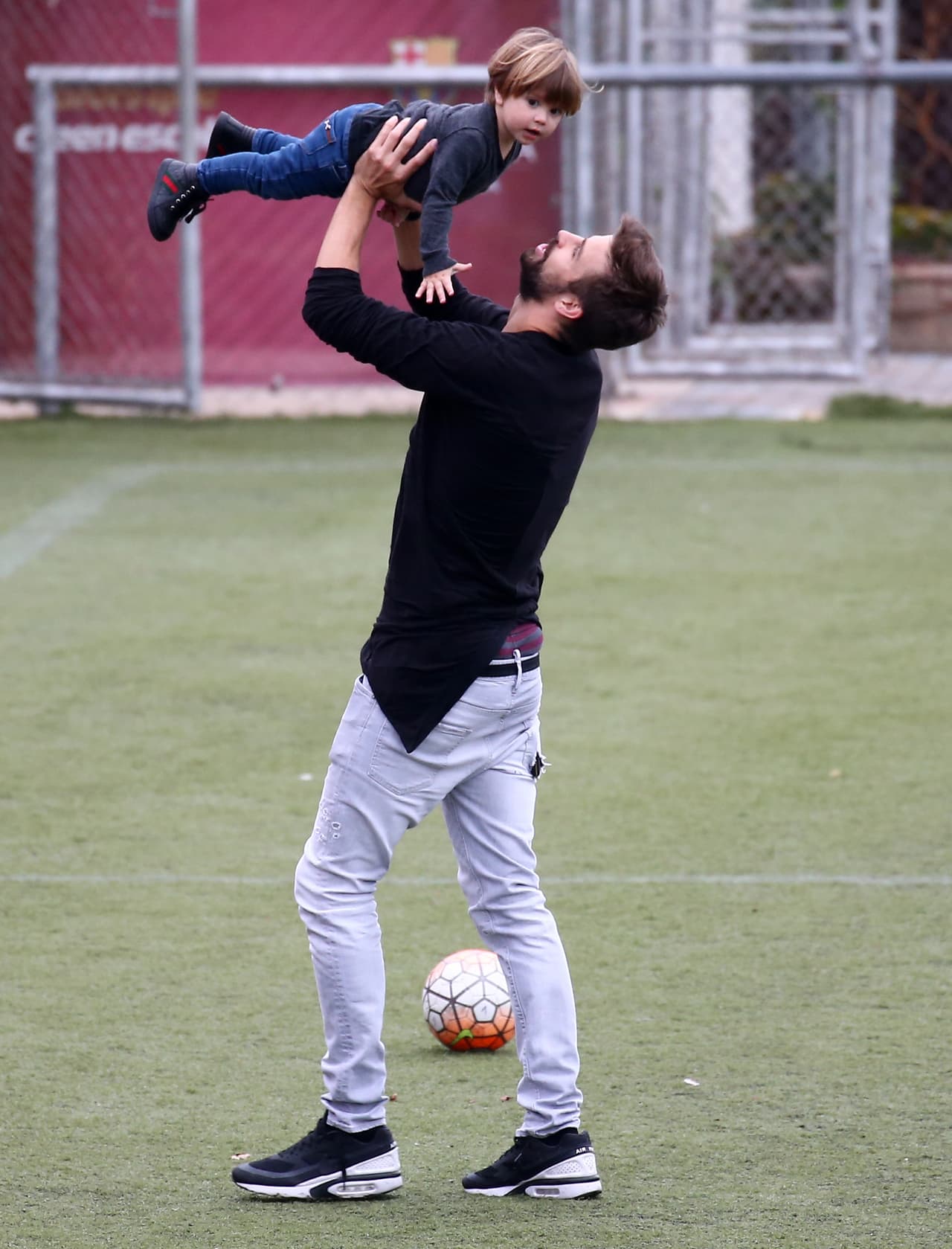 Piqué luego cargó a su pequeño sobre sus hombros.