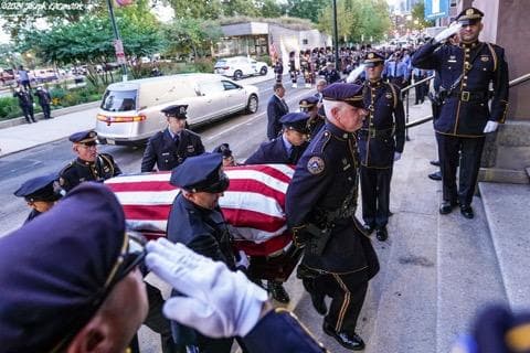 El cuerpo de Román fue llevado a la Cathedral Basilica of Saints Peter and Paul.
