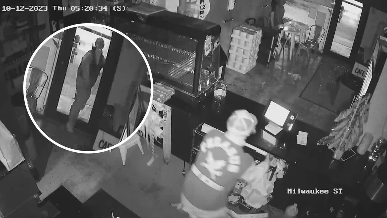 Captan en video a ladrón arrancando una caja registradora en un negocio latino