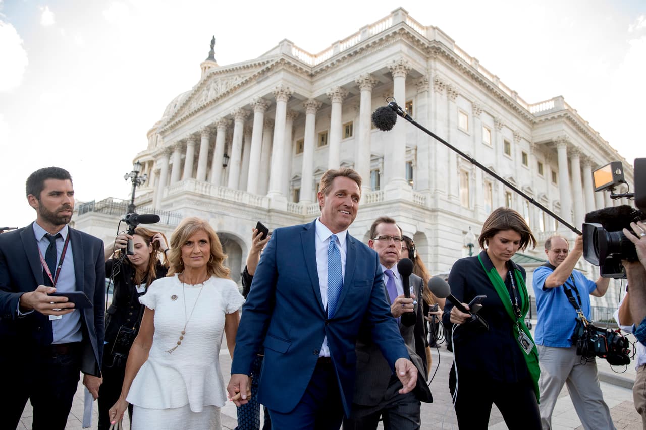 El senador por Arizona Jeff Flake ha publicado un libro "Conciencia de un Conservador" en el que presenta al Partido Republicano de la era Trump como "un partido moribundo". Frustrado con los republicanos, Flake anunció el martes 24 de octubre que abandonará el Senado en 2019 En esta foto aparece acompañado por su esposa Cheryl al dejar el Capitolio de Washington, tras anunciar que no buscará la reelección en las elecciones de medio término de 2018.