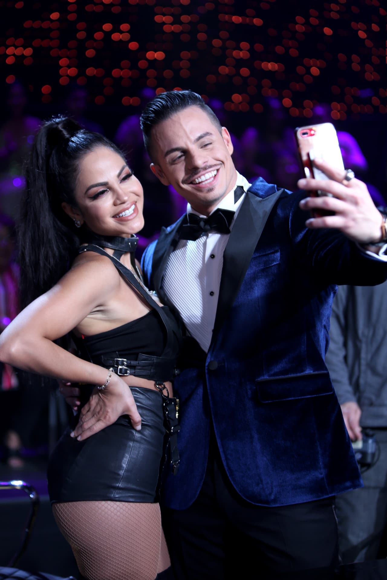 Casi hubo beso entre ellos mientras la dominicana cantaba 'Sin Pijama' en la pista, pero todo fue parte del número musical. Lo que si pudimos ver es que Casper Smart es su fan.