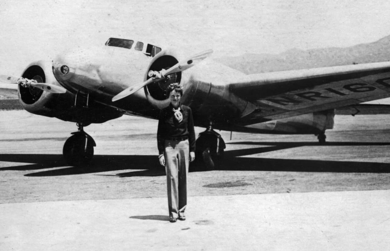 <b>1900 | Amelia Earhart</b>
<br>Esta aviadora fue la primera mujer en cruzar el océano Atlántico y vivió más allá de su muerte convertida en leyenda. Su desaparición misteriosa durante un viaje alrededor del mundo ha mantenido a los historiadores en vilo durante décadas hasta recientemente, cuando unas investigaciones han sugerido que 
<a href="http://www.univision.com/noticias/accidente-aereo/la-aviadora-amelia-earhart-pudo-haber-sobrevivido-como-naufrago-en-un-atolon-del-pacifico">pudo haber sobrevivido durante meses en una isla del Pacífico</a>. Pionera en un mundo de hombres, Earhart eligió los pantalones para surcar el cielo.