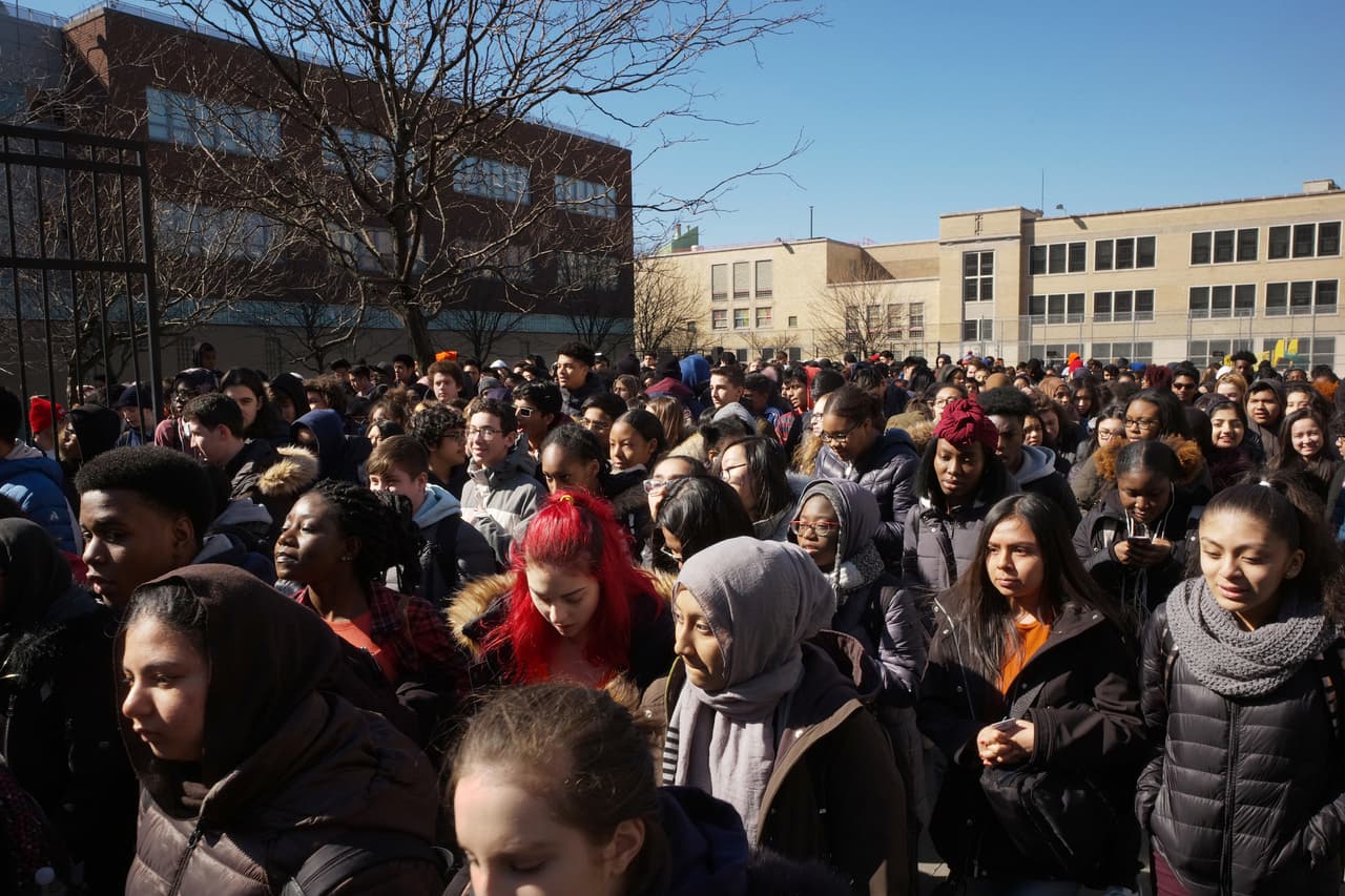 Brooklyn, Nueva York. En toda la ciudad de Nueva York los estudiantes abandonaron sus clases masivamente, como los de la escuela secundaria Midwood.