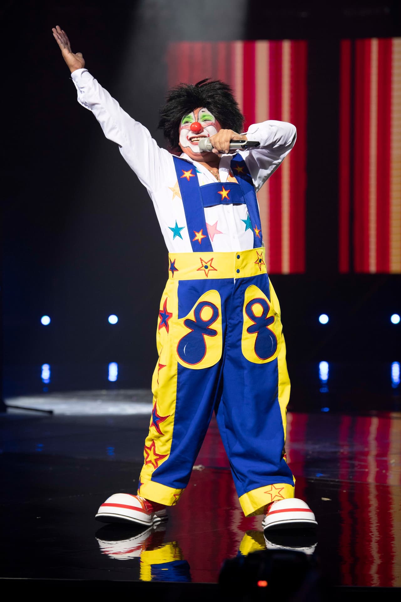 Así como un aspirante caracterizado como 'Chuponcito', el payasito que con sus ocurrencias hace reír al público, pero en esta ocasión sorprendió por interpretar el tema de 'Despacito' imitando las voces de muchos artistas. El participante fue elegido por los jueces para ser el retador de Arath de la Torre.