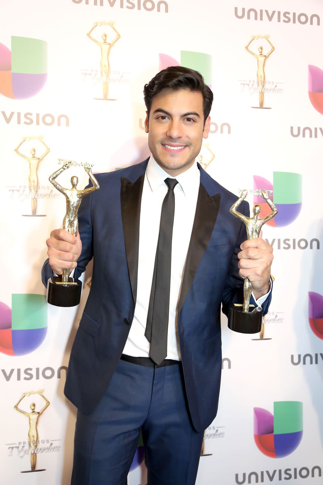 <b><a href="http://www.univision.com/temas/carlos-rivera">Carlos Rivera</a></b> obtuvo doble reconocimiento en su primera vez en los '
<b><a href="http://www.univision.com/novelas/premios-tv-y-novelas">Premios TVyNovelas</a></b>', él cantante resultó ganador como 
<b>'Mejor Actor Coestelar'</b> y también como
<b> 'Actor Revelación'</b>, ambos por 
<b>'El Hotel de los secretos'</b>.