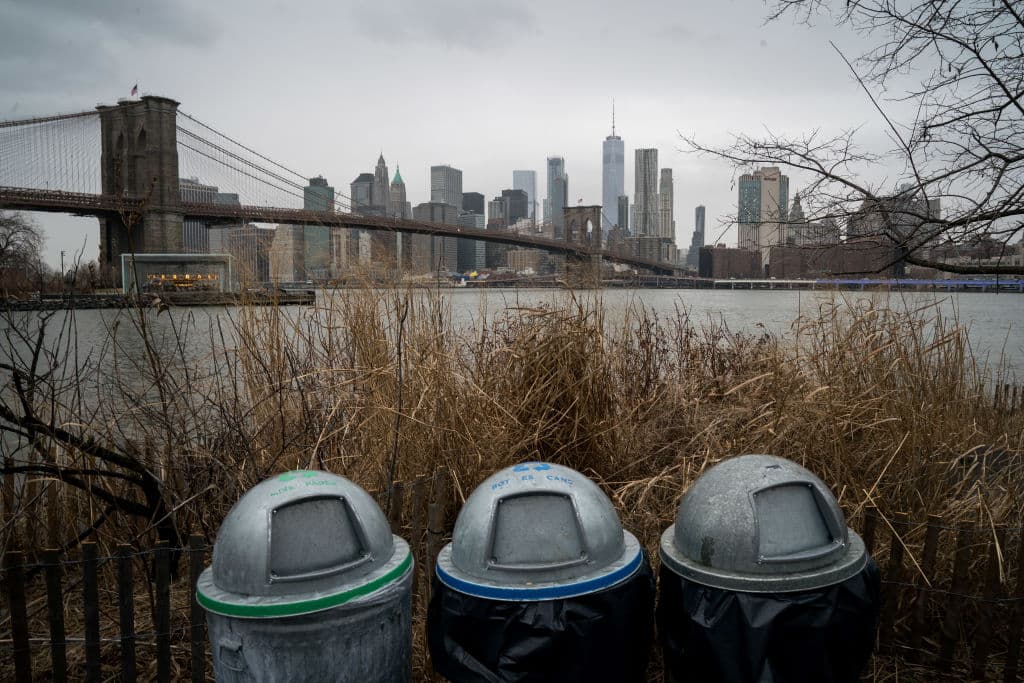Además, el Departamento de Saneamiento de la Ciudad de Nueva York, da servicio a más de 
<b>23,000 cestos de basura en toda la ciudad.</b>
<br>