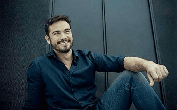 En su camino,
<b><a href="http://www.univision.com/series/la-tierra-prometida/sydnei-sampaio-es-josue-en-la-tierra-prometida">Josué</a></b> encontrará el amor al lado de
<b><a href="http://www.univision.com/series/la-tierra-prometida/thais-melchior-es-aruna-en-la-tierra-prometida">Aruna</a></b>. Sin embargo, tendrán que enfrentar grandes obstáculos.