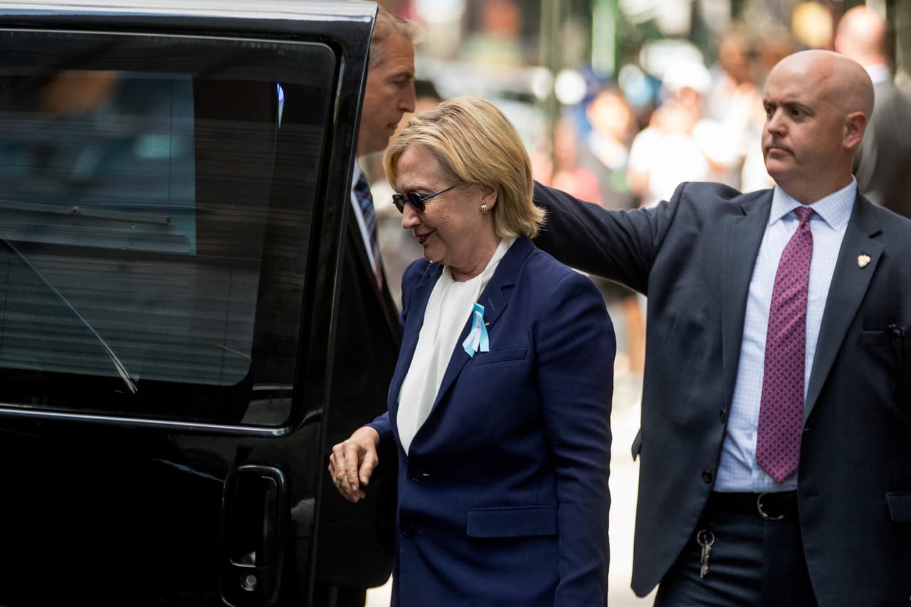 La candidata presidencial demócrata Hillary Clinton imgresa a una camioneta tras salir de un edificio de apartamentos, el domingo 11 de septiembre de 2016, en Nueva York. La oficina de campaña de Clinton dijo que ella se retiró de la ceremonia conmemorativa de los ataques terroristas de 2001 debido a que sintió "calor excesivo". (AP Foto/Andrew Harnik)
