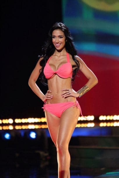 Míralas bien porque una de estas chicas será la próxima reina de Nuestra Belleza Latina. Acompaña a nuestras 12 participantes en la búsqueda de convertir su sueño en una realidad. Esta es la primera pasarela del grupo de la octava temporada. Recuerda apoyarlas con tu voto.