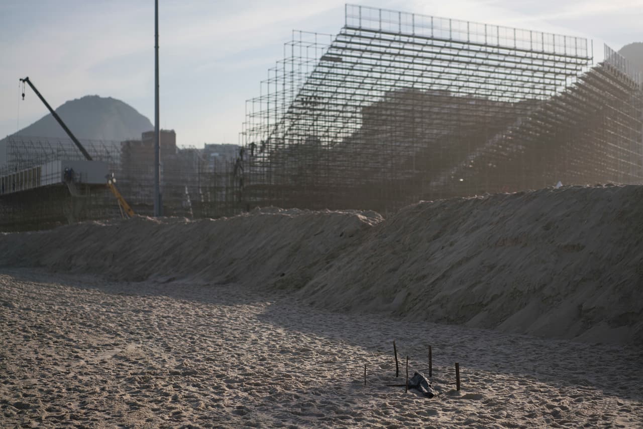 Instalaciones deportivas aún en construcción donde se jugarán las competiciones de voleibol en Río de Janeiro y junto a las que se encontraron los restos humanos.