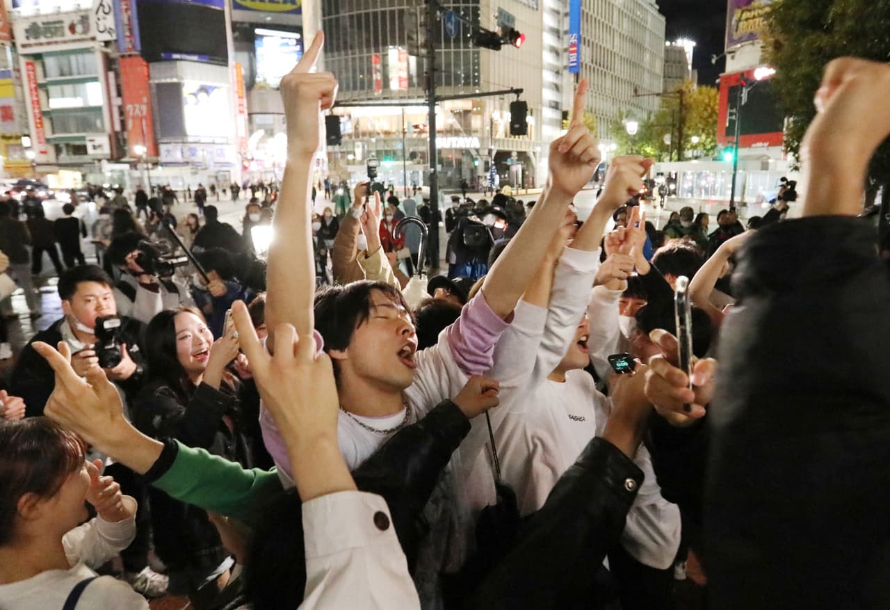 En el paseo de Shibuya, en Tokio, los aficionados celebraron el triunfo y en orden. Cada luz roja del icónico cruce, que es similar a 
<i>Time Square</i>, los aficionados se juntaban al centro de la avenida para, en la luz verde, volver a la acera para permitir el paso de los automóviles.