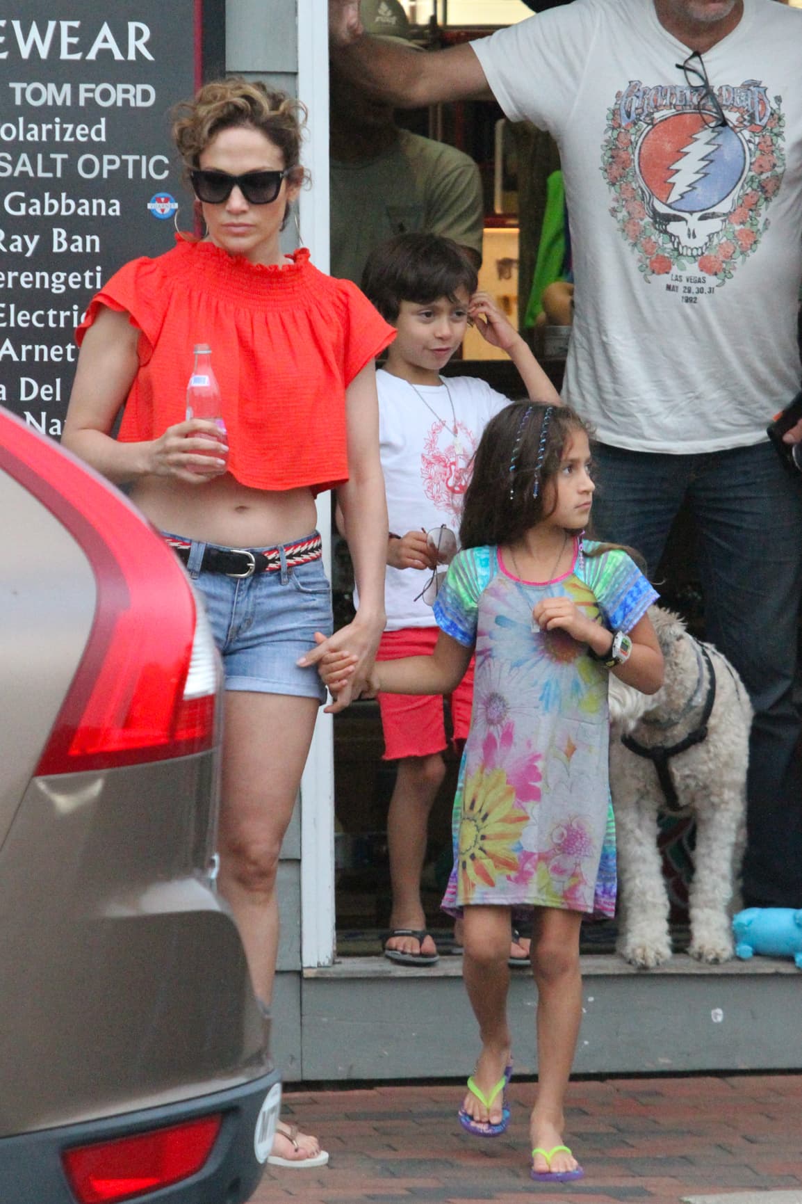 JLo intentó pasar desapercibida tras sus enormes gafas.