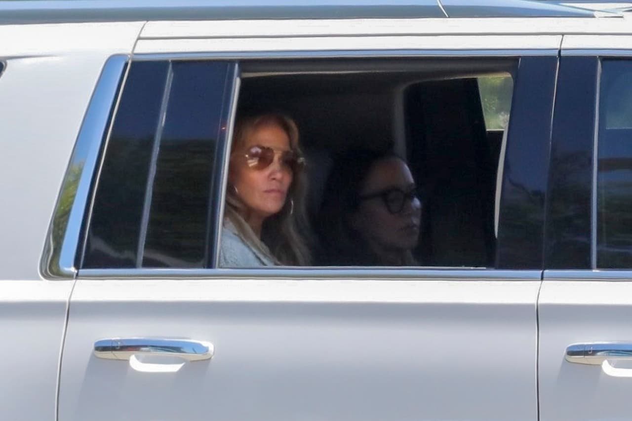 El miércoles 7, JLo y Ben Affleck fueron vistos partiendo de los Hamptons para 
<b><a href="https://www.univision.com/famosos/jlo-llega-los-angeles-ben-affleck-guadalupe-rodriguez-fotos" target="_blank">regresar a Los Ángeles. </a></b>
<br>