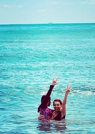 Sabrina Sakaë también se refrescó junto a su mamá y así lo evidenció la esposa de Tommy Mottola.