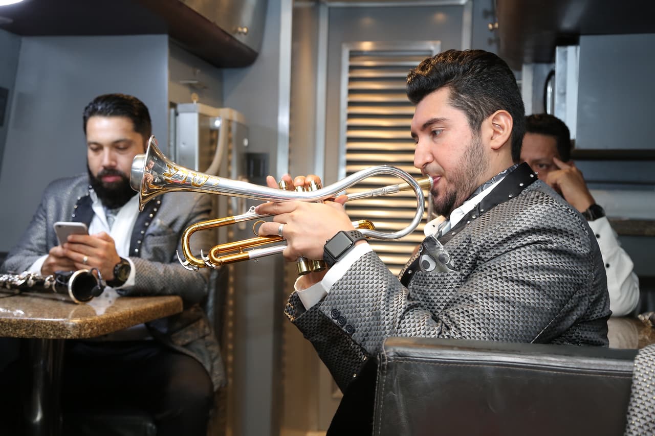 Una vez el bus llega a su destino final, la acción comienza para los integrantes de El Recodo, quienes empiezan a ensayar los instrumentos y a ultimar cada detalle para subir al escenario y complacer al público.