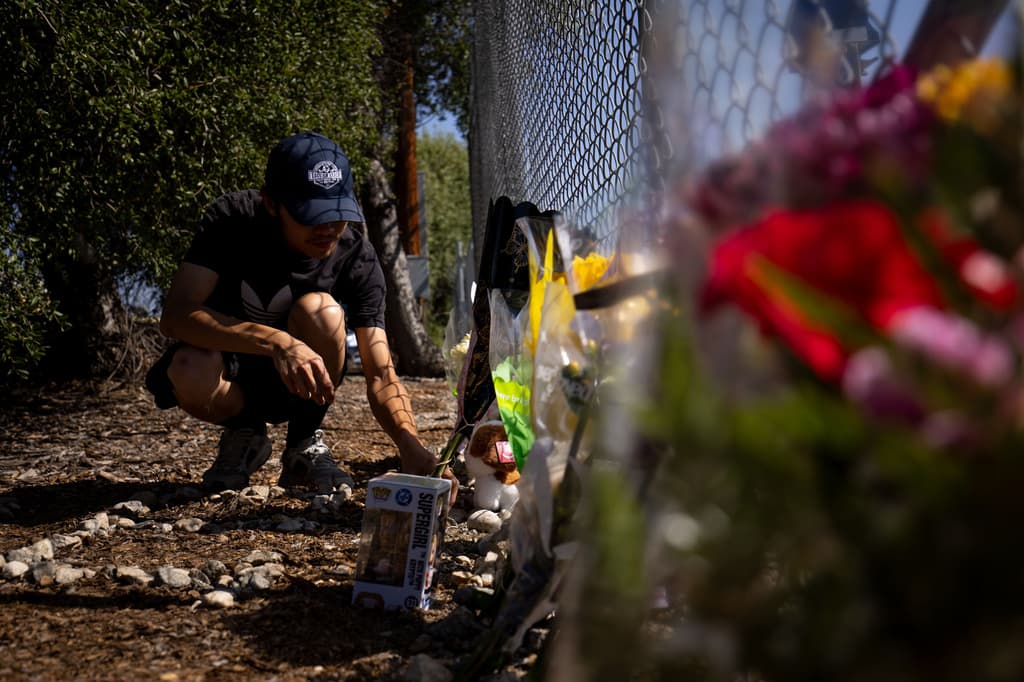 A las afueras del 
<b>aeropuerto Whiteman</b>, en Pacoima, frente al espacio en el cual estacionaban el 
<b>helicóptero NewsChopper4</b>, se levanta un altar en tributo a
<b> <a href="https://www.univision.com/famosos/quien-era-eliana-moreno-periodista-nbc-murio-accidente-helicoptero-los-angeles" target="_blank">la periodista Eliana Moreno</a> y al piloto George Marciniw</b>.