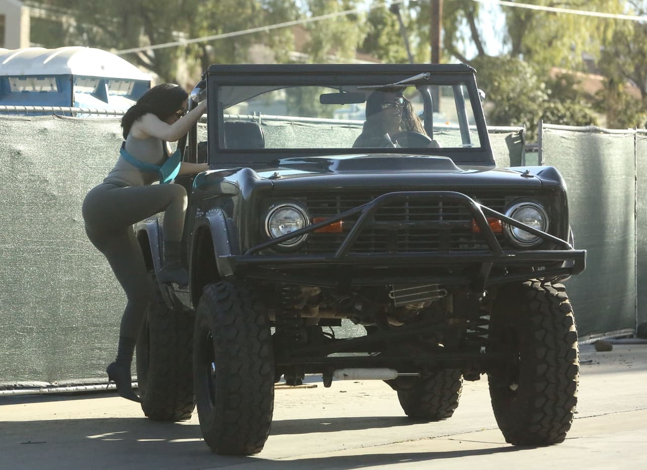 Esta vez no fue la excepción y ambas lucieron botas con tacón que no fueron un impedimento para que la menor del clan subiera a una camioneta.