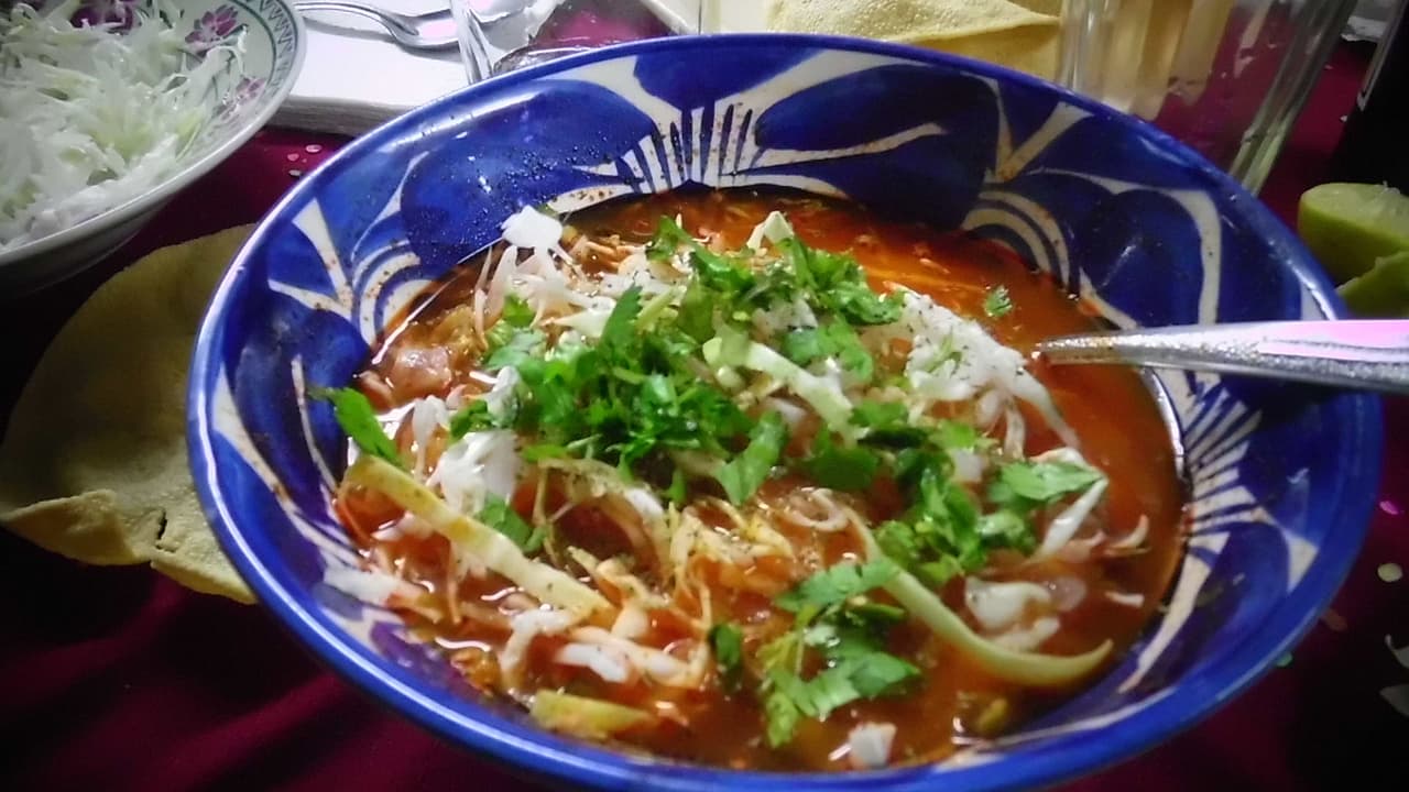 <b>Pozole:</b> sin duda, el rey del 15 de septiembre. Es una especie de puchero elaborado a base de maíz cacahuacintle —uno distinto al que se usa para elaborar tortillas— de grano grande y carnoso cocido durante horas con carne de cerdo. El pozole, dependiendo de su preparación, puede ser de color blanco, verde o rojo y se acompaña tradicionalmente con lechuga, cebolla picada, rábanos, limón y orégano. Si se quiere, se puede acompañar con salsa para darle un toque más mexicano.
<br>