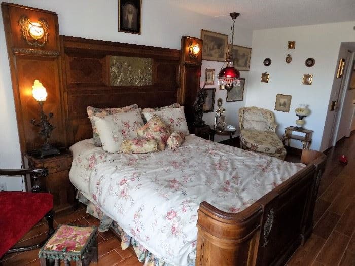 Entre las piezas que se estarán rematando, destaca la cama de Walter, la cual data del siglo XIX y está adornada con bronce.